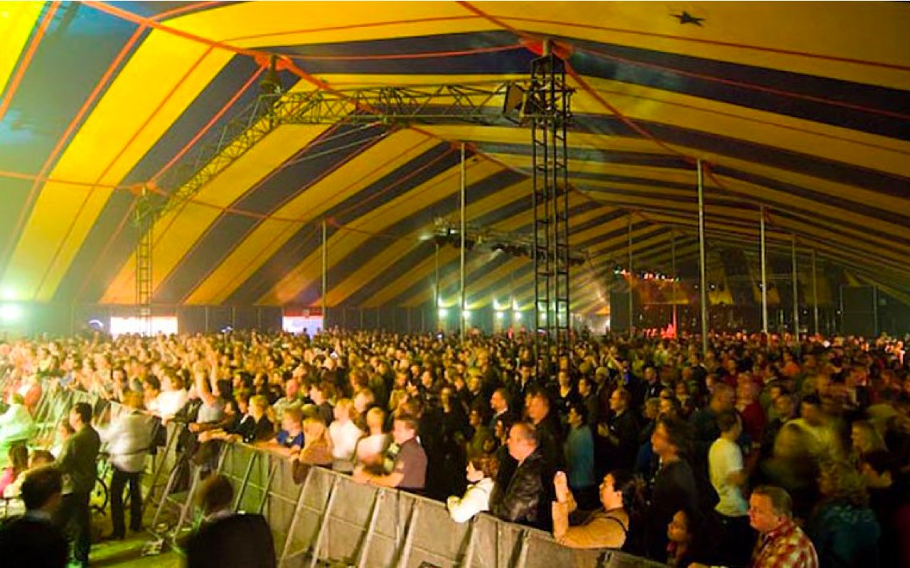 Publiek in een feesttent