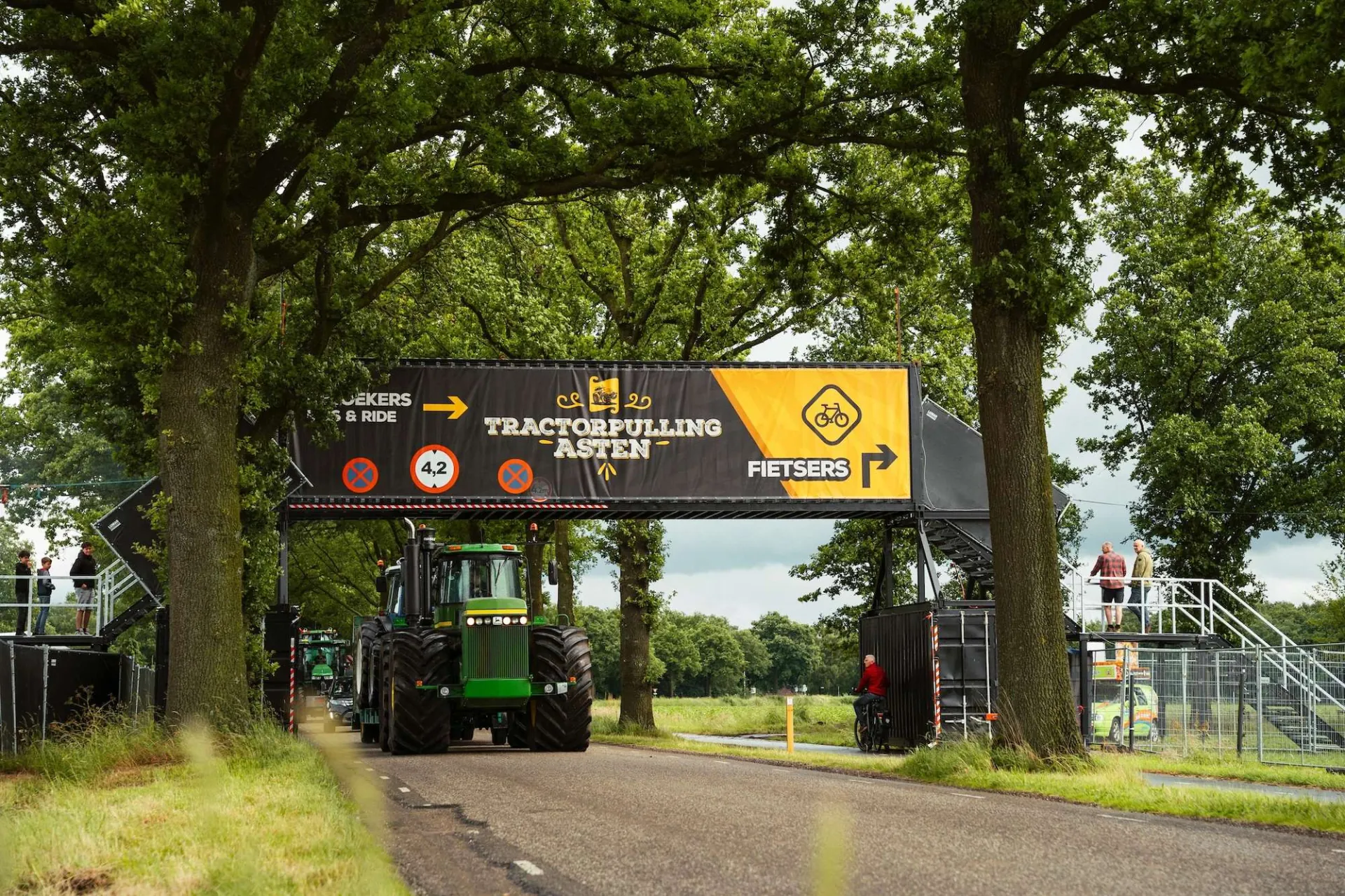 trekker die aankomt bij het feest