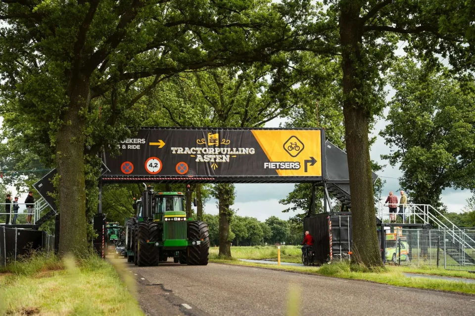 trekker die aankomt bij het feest