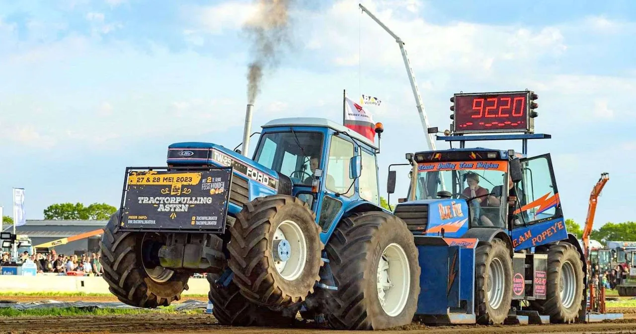 Een Ford TW-25 met een tractorpulling banner trekt de sleepwagen